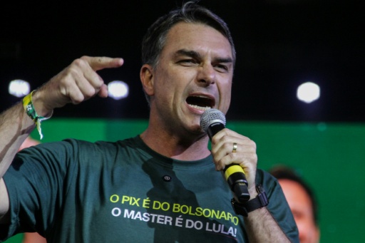 El senador brasileño Flavio Bolsonaro, hijo del expresidente Jair Bolsonaro (2019-2022), pronuncia un discurso durante el lanzamiento de su precandidatura a la presidencia en Florianópolis, estado de Santa Catarina, Brasil, el 9 de mayo de 2026. — Vitor SOUZA / AFP
