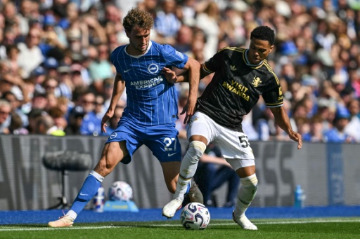 Mats Wieffer (Brighton) à gauche et George Hemmings (Aston Villa) à droite au duel lors du match de Premier League entre Brighton et Aston Villa à Brighton le 23 août 2026 — Glyn KIRK / AFP