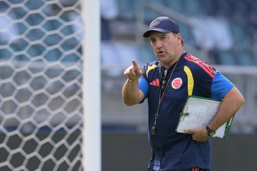 El seleccionador Néstor Lorenzo durante el entrenamiento de Colombia el 2 de julio de 2026