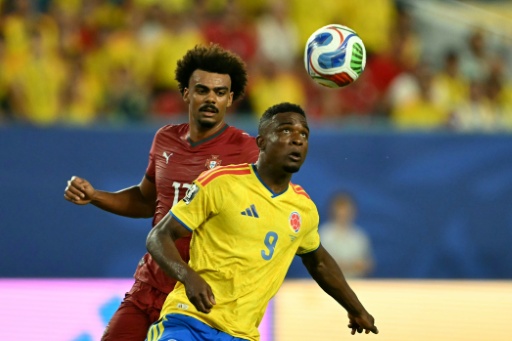 El colombiano Jhon Córdoba controla la pelota en el partido ante Portugal el 27 de junio de 2026 en Miami