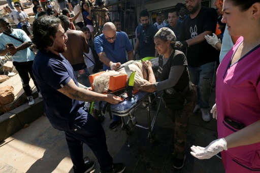 Une femme sortie des décombres est transportée par les secouristes sur un brancard, après un puissant tremblement de terre, à Cali en Colombie le 10 août 2026 — JOAQUIN SARMIENTO / AFP