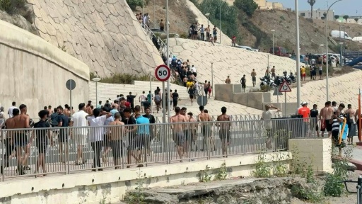 'Emergência humanitária' no enclave de Ceuta após entrada em massa de migrantes do Marrocos — AFPTV STRINGER, Ignacio OLVEIRA, Joao LUSTOSA