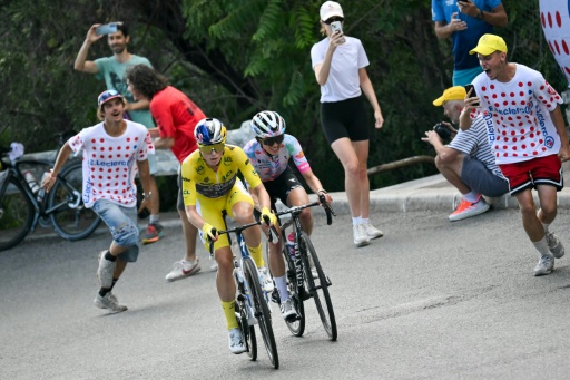 La Néerlandaise Demi Vollering face à la Polonaise Katarzyna Niewiadoma, derrière elle, sa principale rivale pour le titre. La maillot jaune a finalement pris le dessus, à l'occasion de la 9e et dernière étape du Tour de France Femmes qui lui a offert un second sacre, le 9 août 2026 à Nice — NICOLAS TUCAT / AFP
