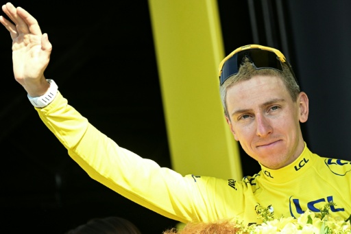 Tadej Pogacar celebra en el podio con su maillot amarillo de líder de la clasificación general del Tour de Francia. En Nevers (centro de Francia), el 15 de julio de 2026 — Loic VENANCE / AFP