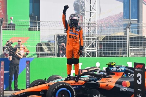 Le pilote britannique Lando Norris, juché sur sa McLaren, salue après avoir remporté le GP de F1 des Pays-Bas le 23 août 2026 àt Zandvoort — JOHN THYS / AFP