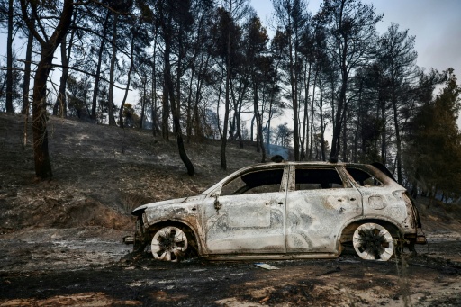 Un automóvil quemado por un incendio forestal cerca del pueblo de Siviri, el 13 de agosto de 2026 al norte de Grecia — Vasilis Ververidis / AFP