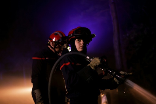 Bomberos franceses de la ciudad de Perpiñán trabajan en la extinción del incendio forestal cerca de la localidad aragonesa de Santa Cruz de la Serós, provincia de Huesca, el 17 de agosto de 2026 al noreste de España — Óscar del Pozo / AFP