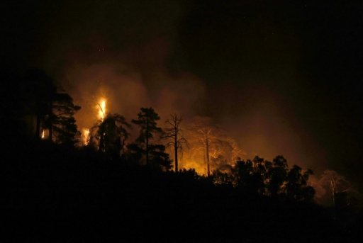 Las llamas del incendio forestal próximo a la localidad de Santa Cruz de la Serós, en la provincia de Huesca, encienden la noche del 16 al 17 de agosto de 2026 en la región de Aragón, al noreste de España — Óscar del Pozo / AFP