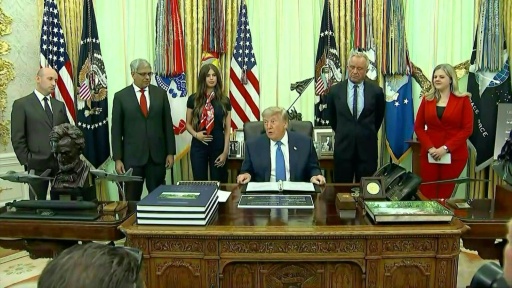 Trump avança em ofensiva contra vacinas nos EUA