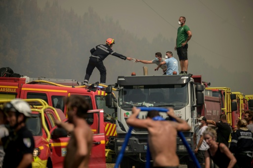 Incendies: renforts dans le Var, le feu contenu en Gironde