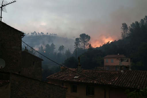 Une maison et une voiture détruites dans l'incendie qui a ravagé la commune de Le Porge, en Gironde, le 31 juillet 2026 — Ed JONES / AFP