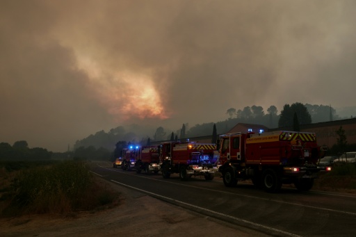 Des arbres brûlés dans un incendie de forêt devant une maison épargnée par les flammes  à Montfort-sur-Argens, dans le Var, le 1er août 2026 — Clement MAHOUDEAU / AFP