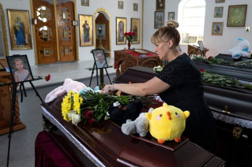 Des fleurs et peluches recouvrent le cercueil d'un des membres d'une famille décimée par une frappe russe, lors des obsèques à Kryvyi Rig, dans le centre de l'Ukraine, le 3 août 2026 — Serhii Okunev / AFP