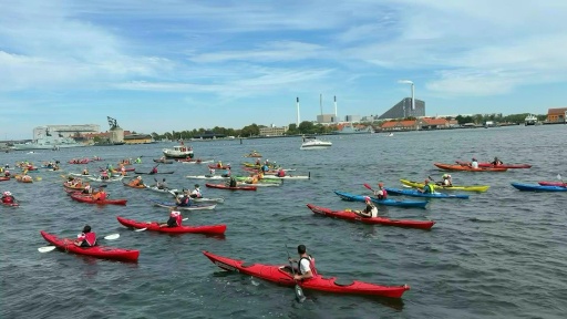 A Copenhague, plus d'une centaine de kayaks paradent en soutien au Groenland