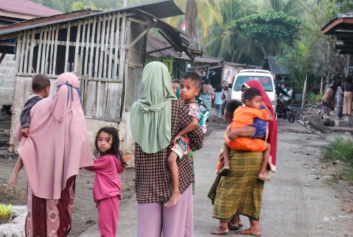 Des habitants du village de Talibura fuyant leurs maisons pour se mettre à l'abri à la suite d'un tremblement de terre survenu le 15 août 2026 dans la province de Nusa Tenggara oriental, en Indonésie — ARNOLD WELIANTO / AFP