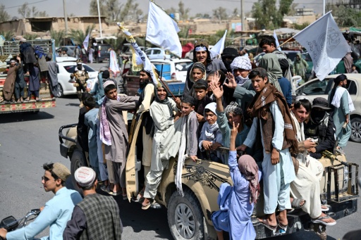 Des Afghans lors des célébrations du cinquième anniversaire du retour des talibans au pouvoir, le 15 août 2026 à Kandahar — Sanaullah SEIAM / AFP