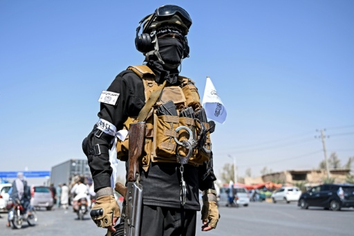 Un membre des forces de sécurité talibanes en faction lors des célébrations du cinquième anniversaire du retour des talibans au pouvoir, le 15 août 2026 à Kandahar — Sanaullah SEIAM / AFP