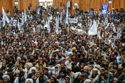 Des Afghans rassemblés lors des célébrations du cinquième anniversaire du retour des talibans au pouvoir, le 15 août 2026 à Ghazni, à environ 150 km au sud-ouest de Kaboul — Mohammad Faisal NAWEED / AFP