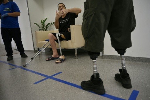 Yurii Lavryk (en el centro), de 66 años y residente de Dnipró, conversa con personal sanitario en el centro de rehabilitación del Hospital Mechnikov, en la ciudad de Dnipró, el 8 de junio de 2026, en el contexto de la invasión rusa de Ucrania — Genya SAVILOV / AFP
