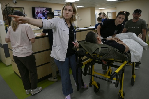 Paramédicos militares trasladan a un soldado ucraniano herido al Hospital Mechnikov de Dnipró el 8 de junio de 2026, en el contexto de la invasión rusa de Ucrania — Genya SAVILOV / AFP