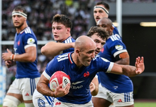 Le capitaine du XV de France Maxime Lucu s'envole vers un essai pour les Bleus face au Japon battu 42-15 au stade nationalde Tokyo, le 18 juillet 2026 — ANDREW CABALLERO-REYNOLDS / AFP