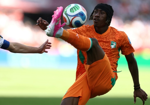 El delantero de Costa de Marfil Yan Diomande controla el balón durante el partido de fútbol del Grupo E de la Copa Mundial de 2026 entre Alemania y Costa de Marfil, en el estadio de Toronto, el 20 de junio de 2026 — Cole Burston / AFP