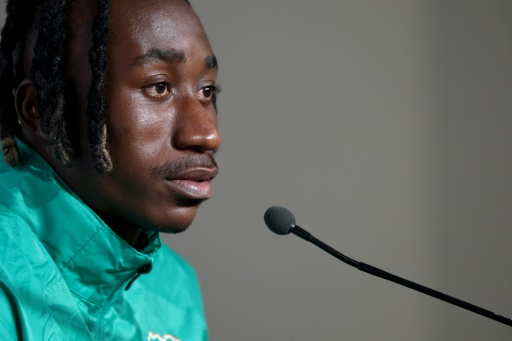 Yan Diomandé da una conferencia de prensa en la víspera de jugar con Costa de Marfil un amistoso ante Francia. En Nantes (oeste de Francia), el 3 de junio de 2026 — FRANCK FIFE / AFP