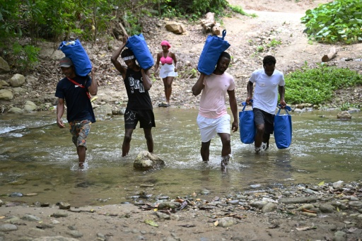 Supplies run dry in Venezuelan village on edge of quake zone