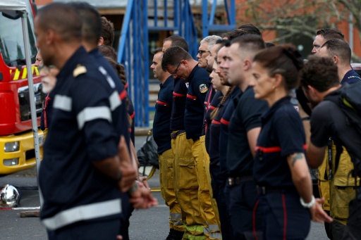 Une minute de silence a été observée pour les deux pompiers morts à Mérignac, à Lège-Cap-Ferret en Gironde, le 31 juillet 2026 — ROMAIN PERROCHEAU / AFP