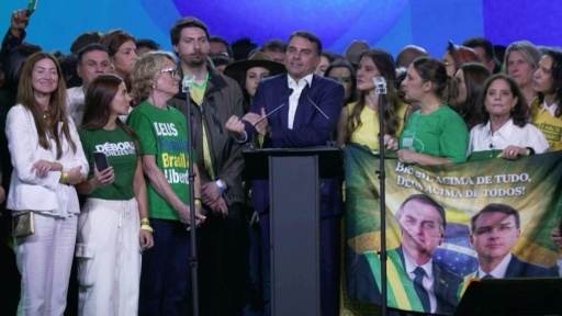En nombre de su padre, Flávio Bolsonaro oficializa su candidatura presidencial en Brasil