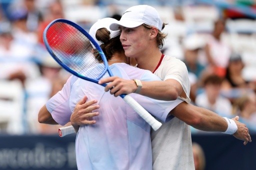 De Minaur beats teen Hewitt in all-Aussie Washington clash