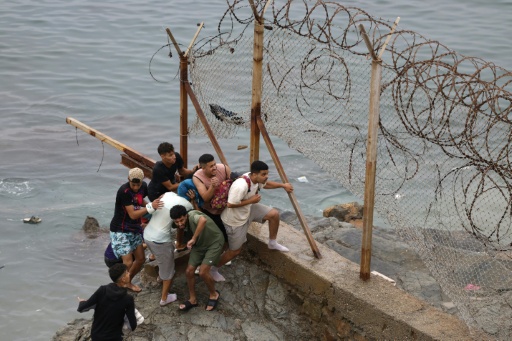 Sobe para 77 número de migrantes mortos tentando chegar a Ceuta