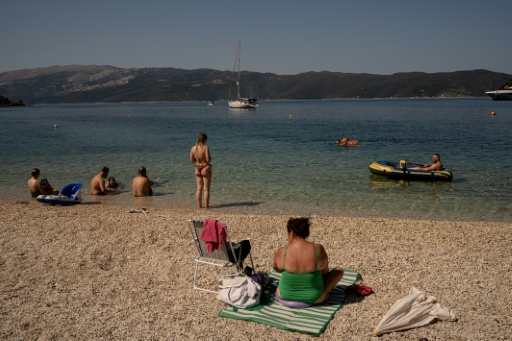 O turismo é um setor fundamental para a economia grega — Angelos TZORTZINIS / AFP