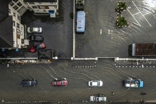 Vue aérienne d'une rue inondée dans le quartier de Lekki à Lagos (Nigeria) le 3 juillet 2026 — OLYMPIA DE MAISMONT / AFP