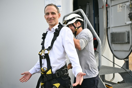 Le député européen Raphaël Glucksmann, candidat à la présidentielle via la primaire organisée par le PS et Place publique, s'apprête à visiter une éolienne à Saint-Jean-de-Liversay, en Charente-Maritime, le 25 août 2026 — Christophe ARCHAMBAULT / AFP