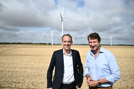 Le député européen Raphaël Glucksmann (g), candidat à la présidentielle via la primaire organisée par le PS et Place publique, auprès de l'ex-candidat écologiste à la présidentielle 2022 Yannick Jadot devant des éoliennes à Saint-Jean-de-Liversay, en Charente-Maritime, le 25 août 2026 — Christophe ARCHAMBAULT / AFP