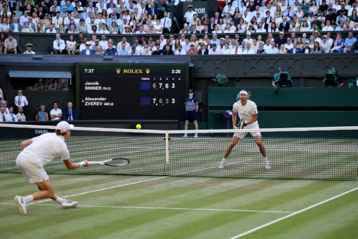 Le N.1 mondial Jannik Sinner au filet contre le N.3 Alexander Zverev en finale de Wimbledon le 12 juillet 2026 à Londres