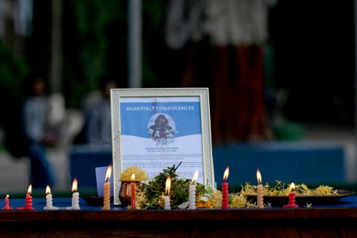 Des personnes en deuil allument des bougies devant un portrait de l'alpiniste Nirmal Purja après sa mort et celle de ses compagnons dans une avalanche au Pakistan, à l'école Small Heaven de Chitwan, le 2 août 2026 — Prakash MATHEMA / AFP