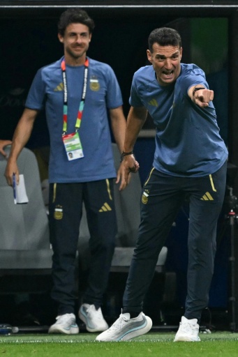O técnico da Argentina, Lionel Scaloni, passa instruções aos seus jogadores durante a partida da semifinal da Copa do Mundo contra a Inglaterra, em Atlanta, em 15 de julho de 2026. — ROBERTO SCHMIDT / AFP