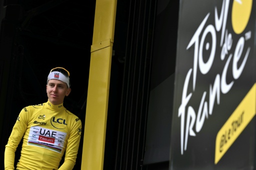 Tadej Pogacar lors du protocole d'après étape du Tour de France, le 9 juillet 2026 à Gavarnie-Gèdre