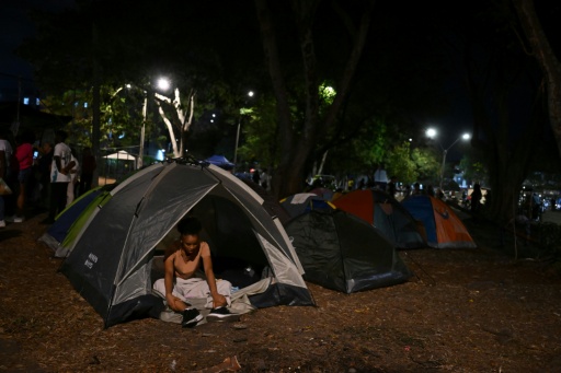 Une femme est assise sur une tente dans un campement de fortune après un séisme de magnitude 7,4 à Cali, en Colombie, le 15 août 2026 — Raul ARBOLEDA / AFP