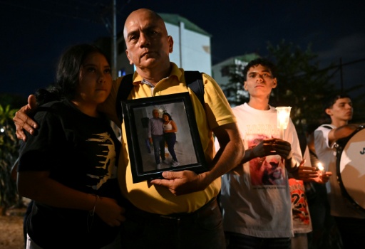 Carlos Zambrano tient une photo de son frère disparu lors d'une veillée en hommage aux victimes, après un séisme de magnitude 7,4 à Cali, en Colombie, le 15 août 2026 — Raul ARBOLEDA / AFP