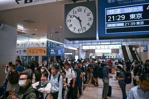 Heavy rain soaks eastern Japan, prompting highest-level warning