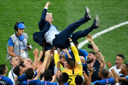 Le sélectionneur Didier Deschamps porté en triomphe par ses joueurs après la victoire en Coupe du monde en Russie, le 15 juillet 2018 à Moscou — Alexander NEMENOV / AFP