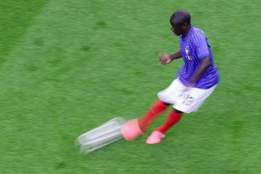 Le milieu expérimenté N'Golo Kanté lors de l'échauffement des Bleus avant la demi-finale du Mondial contre l'Espagne, le 14 juillet 2026 à Dallas — Aric Becker / AFP