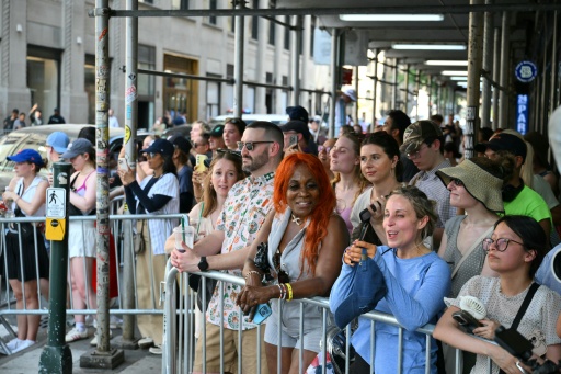 Des fans à l'extérieur du Madison Square Garden, à New York, pour ce qui semble être le mariage de Taylor Swift et Travis Kelce le 3 juillet 2026