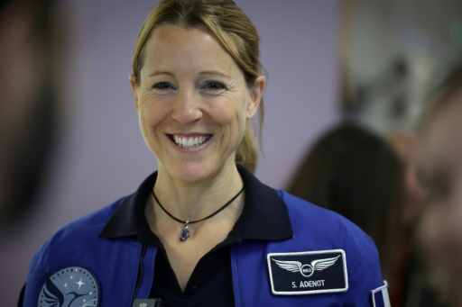 L'astronaute de l'ESA Sophie Adenot montre le drapeau français sur son épaule alors qu'elle s'apprête à rejoindre la fusée Falcon 9 de SpaceX et son vaisseau spatial Dragon, au complexe de lancement spatial 40 de la base de la Force spatiale de Cap Canaveral, en Floride, le 13 février 2026, pour la mission Crew-12 — Jim WATSON / AFP
