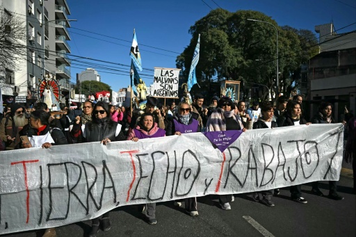 Miles marchan en Argentina en el día de San Cayetano, patrono del pan y el trabajo