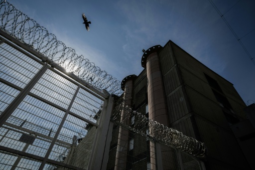 Barbelés en haut d’une clôture de sécurité de la prison de Fleury-Mérogis (Essonne), en Ile-de-France, le 16 juillet 2026 — Simon WOHLFAHRT / AFP
