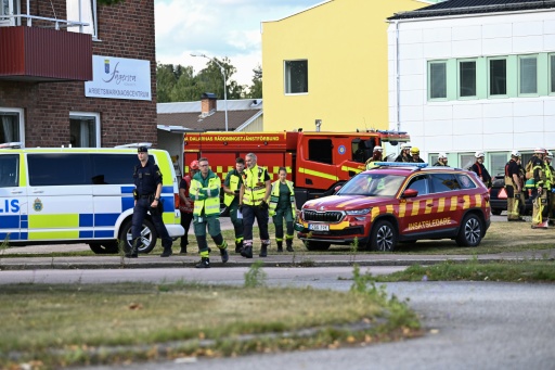 Des policiers et des équipes de secours sur les lieux où un agresseur armé d'une épée a blessé plusieurs personnes dans un lycée à Fagersta, dans le centre de la Suède, le 21 août 2026 — Fredrik SANDBERG / AFP